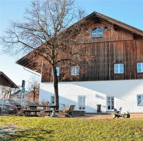 Der Kindergarten in Großhöhenrain ist im Gemeindehaus untergebracht. Jetzt soll er in Richtung Osten (Vorderseite) erweitert werden. Foto merk