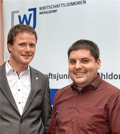 Der langjährige Vorstandssprecher der Mühldorfer Wirtschaftsjunioren, Alexander Bitzer (links), gratulierte seinen Amtsnachfolger Michael Scherr. Foto Kretschko