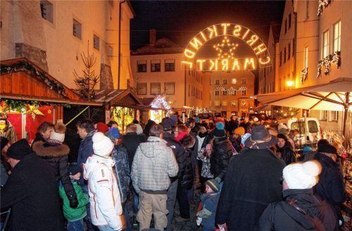 Viele Besucher in Mühldorf, dicht gedrängt: Was in anderen Jahren als Erfolg gilt, bedroht heuer die Christkindlmärkte in der Region. Foto  Stuffer