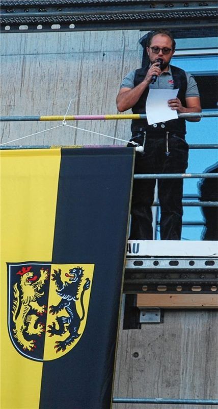 Der Neubau des Beruflichen Schulzentrums in Mühldorf ist die größte Baustelle, die der Landkreis Mühldorf derzeit betreibt. Auch beim dritten Bauabschnitt ist der Firstbaum schon auf dem Dach. Foto  bauer