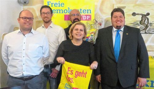 Der neue Ortsverband der FDP in Waldkraiburg: Christian Goertz, Raffael Rumpf, Dominik Scholtes und Valentin Clemente (von links) Im Vordergrund: Die neue Bundestagsabgeordnete Sandra Bubendorfer-Licht aus Ampfing.