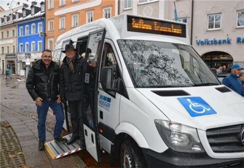 Der neue Rufbus verfügt über eine ausklappbare Einstiegsrampe. Oberbürgermeister Christian Kegel (rechts) mit Thomas Richter, Inhaber der Firma Hogger.Foto Schneider