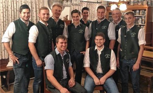 Der neue Vorstand des Burschenvereins: Sebastian Göttsberger, Bernhard Roßrucker, Florian Hölzl, Thomas Dürnegger, Felix Guggenberger, Rupert Berger, Michael Spagl, Konrad Warmedinger (hinten von links), Wolfgang Roßrucker und Michael Glasedonner (vorne von links).Foto re