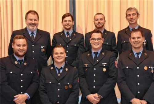 Der neue Vorstand: von links Harald Bauernschmid, Stefan Dittrich, Stefan Romaner, Johann Holzhammer, Lukas Grundner, Michael Grasser, Wolfgang Bauernschmid und Hans Georg Meier.Foto re