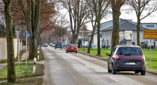 Der private Personennahverkehr wie hier auf der Kreisstraße MÜ 38 in Mettenheim ist nach wie vor von entscheidender Bedeutung für die ländliche Bevölkerung. Daneben gibt es den öffentlichen Zug- und Busverkehr und neuerdings das Förderprojekt „Landmobil“ im Landkreis, dessen Nutzen die Gemeinderäte diskutierten. Foto Kretschko