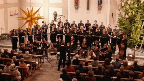 Der Projektchor der Stadtsingschule Kolbermoor machte die Facetten der Weihnachtszeit hör- und spürbar. Foto Scherbaum