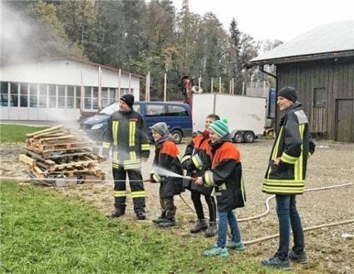 Der richtige Umgang mit dem Rettungsschlauch will geübt sein.