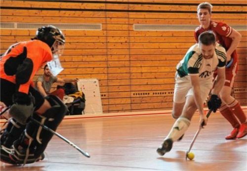 Der Rosenheimer Spielertrainer Michael Weber imAngriff. Foto Göpfert