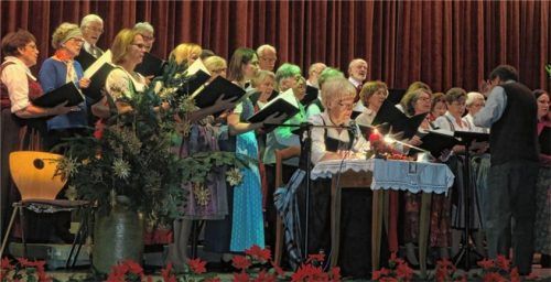 Der Sängerbund unter der Leitung von Dietmar Lindner (rechts), im Vordergrund Hildegard Greipel, die weihnachtliche Texte vorlas. Foto  Rath