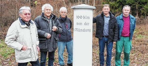 Der sanierte 100-Kilometer-Stein wurde bei einem Ortstermin begutachtet: Stefan Grünfelder vom Heimatbund Töging, Sebastian Pfaffenhuber, Andreas Haslwimmer, Bürgermeister Dr. Tobias Windhorst, Stefan Haberlander von der Flussmeisterstelle.Foto  Wasserwirtschaftsamt Traunstein / Pfaffenhuber