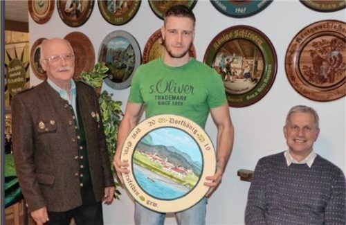 Der Schützenmeister Franz Siller (links) und der Dorfkönig Matthias Voigt mit Bürgermeister Hajo Gruber.Foto re