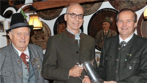 Der Sieger der Meisterserie: Zweiter Bürgermeister Dr. Wolfgang Weißmüller (Mitte) überreicht den Pokal an Reinhold Kastl, Schützenmeister von „Hubertus Stauden“ (rechts) im Beisein von Schützenmeister Helmut Wagner (links). Foto bauer