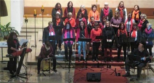 Der Song and Joy Club mit Angela Kolm-Lengenfelder am Keyboard. Foto  Rath