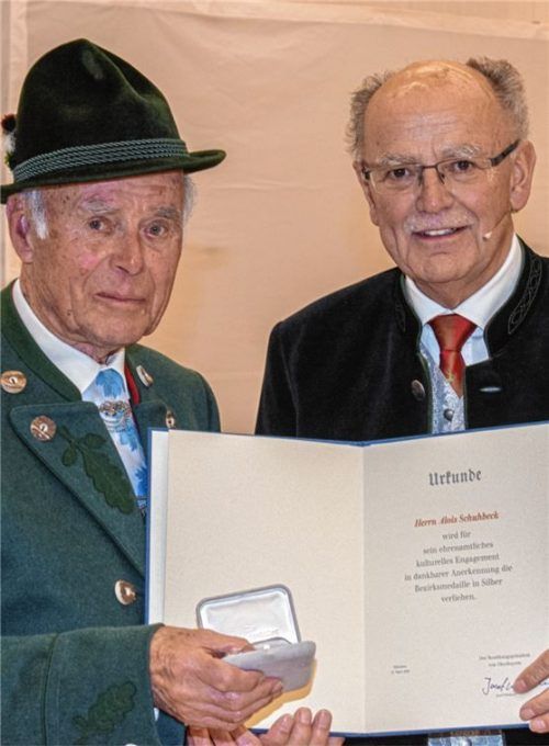 Der Träger der Bezirksmedallie Alois Schuhbeck (links) mit Bezirkstagspräsident Josef Mederer.Foto re