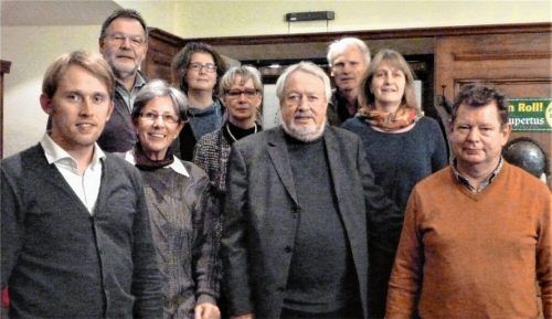 Der UVA-Beirat wurde wegen neuer Projekte erweitert: Auf dem Foto sind auch Vertreter der Initiative„5 G Total Fatal“ (erste Reihe, von links): Toni Mayer, Sprecher des Bürgerforums Seebruck, Gisa Pauli, UVA-Vorsitzende, Gerd Raepple, Sprecher Seeon und Reinhold Schopf, UVA-Stellvertreter. (Zweite Reihe, von links): Hans Heistracher, Sprecher des Bürgerforums Seebruck, Bärbel Weidmann, „5 G Total Fatal“; Elli Thalhammer, UVA-Delegierte, Dr. Willi Stein, „5 G Total Fatal“, und Regina Manzinger, Sprecherin Seeon. Foto re