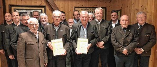 Der Veteranen-, Soldaten- und Kameradschaftsverein: (von links) Harald Hampel, Franz Zaißerer, Hans Ertl, Helmut Brunner, Zweiter Vorsitzender August Kellerer, Emmeran Mühlbauer, Konrad Bauer, Hannes Heinke (Kassier), Gerd Söchtig, Klaus Offensberger, Max Soyer, Josef Zehetmaier, Josef Berger, Stephan Heinke, Fritz Berninger (Schriftführer) und Vorsitzender Peter Heinke.Foto re