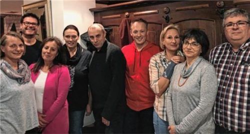 Der Vorstand des Fördervereins: Cornelia Maier, Alexander Endres, Anne Klein, Ingrid Bartl, Christoph Cernay, Alexander Ziegler, Heike Spitzer, Elke von Steinmetz und Vorsitzender Roman Weber (von links). Nicht auf dem Bild ist Silke Janßen. Foto  Riedl