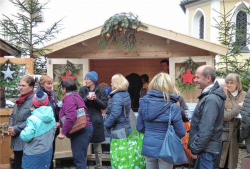 Der Weihnachtsmarkt in Greimharting war ein beliebter Treffpunkt. Die Besucher waren mit über 15000 Euro spendenfreudig.Foto Thümmler