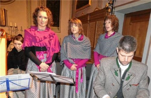 Der Weinleiten Dreigesang beim 45. Grabenstätter Adventssingen. Foto Müller