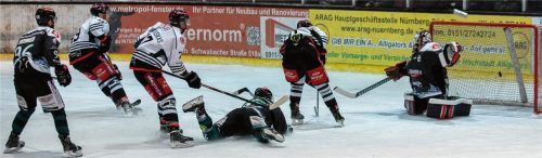 Der wichtige 3:3-Ausgleich der Starbulls durch Fabian Zick, der nach einem Konter souverän abschloss und Höchstadts Keeper Dirksen keine Chance ließ. Fotos Hauke