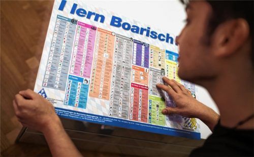 Deutsch können die jungen Männer von der Mühlstraße schon gut. Was noch fehlt: boarisch. Foto Alexander Heinl/dpa