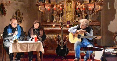 Diakon Heiner Vogl und seine Frau Barbara Vogl-Hilger bescherten den Zuhörern mit ihren Texten einen Perspektivenwechsel in der Adventszeit. Stefan Starzer untermalte die Erzählungen mit seinem Gitarrenspiel. Foto  Wunderlich