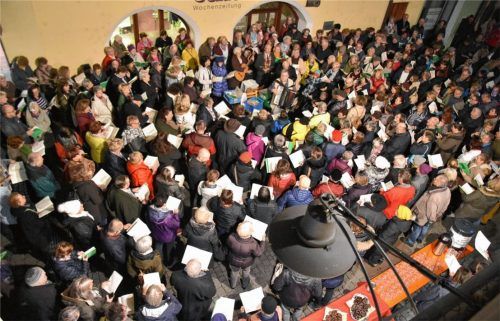 Dicht an dicht stehen die Menschen vor dem Medienhaus an der Hafnerstraße und singen gemeinsam.