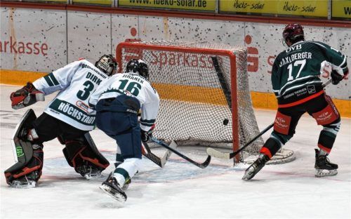 Die 1:0-Führung für die Starbulls: Dominik Daxlberger stand goldrichtig und staubte ab. Fotos  Ziegler