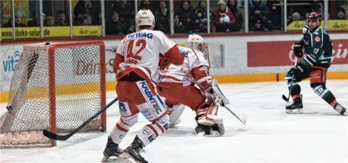 Die 1:0-Führung für Rosenheim durch Alexander Höller (rechts), der Regensburgs Keeper Peter Holmgren keine Chance ließ. Foto  Ziegler