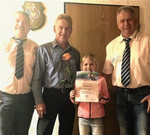 Die achtjährige Johanna Lex, die als Tischtennisspielerin beachtliche Erfolge in ihrer Altersklasse erspielte, mit (von links) dem stellvertretenden ASV-Vorsitzenden Gerhard Eder, Abteilungsleiter Tischtennis Wilhelm Hekele und ASV-Vorsitzendem Günther Hekele.Foto Kirchner