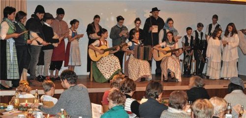 Die aktiven und ehemaligen Ministranten des Grassauer Pfarrverbands präsentieren ihr Hirtenspiel. Foto Eder