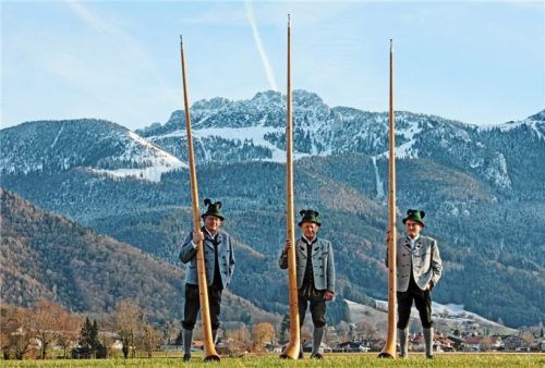 Die Aschauer Alphornbläser Hans Bauer, Erich Gawlik und Anderl Pertl (von links). Foto H.Reiter