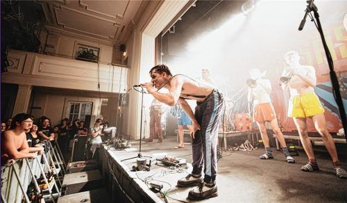 Die Band „Django S“ (hier mit Sänger Leonard Spies) feierte im Ballhaus eine rauschende Abschiedsparty. Foto Schroeder