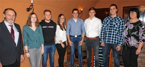 Die beiden Bürgermeister Sebastian Winkler (links) und Anneliese Schaber (rechts) freuen sich über die hervorragenden Abschlüsse der Jugendlichen: Carina Seipel, Michael Krenn, Julia Danner, Andreas Obermeier, Lukas Danner und Daniel Genzinger (von links). Foto  Drjupin