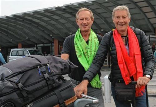 Die beiden Spendenboten (von links) Norbert Friese und Alois Losbichler beim Abflug in Nepal. Foto Fim