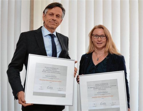 Die Bestätigung für ein funktionierendes klinisches Risiko-Management-System am Klinikum Traunstein und der Kreisklinik Bad Reichenhall: Nicole Manig-Kurth, Risikoberaterin der Gesellschaft für Risiko-Beratung mbH (GRB), übergab dem Medizinischen Direktor Dr. Stefan Paech die Urkunden. Foto Buthke