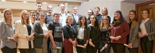 Die Besten: Julia Lohner, Miriam Kiermaier, Marco Dorfner, Antonia Kiefer, Sebastian Hellmeier, Sonja Bauer, Kathrin Mittermaier, Hatice Sincar, Simone Christof, Daniela Neudecker, Alexandra Ober und Lena Schäffner (vorne von links), Peter Scheitzach, Andreas Reithmaier, Christian Putz, Bürgermeister Martin Lackner, Chiara Ziaco, Stefan Bauer und Christine Sonnenhauser (hinten von links).Foto Gillitz