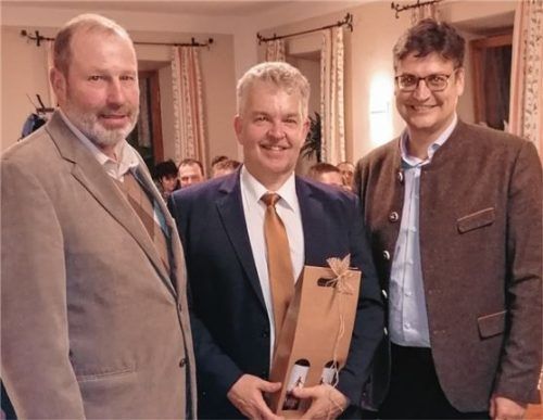 „Die Bevölkerung braucht wieder ein realistisches Bild von der Landwirtschaft“: Das gab der Amtschef des Landwirtschaftsministeriums den Bauern im Gasthaus Holzkarrer mit auf dem Weg. Vier Stunden dauerte die Veranstaltung, zu der Max Heimerl (rechts) und BBV-Obmann Ulrich Niederschweiberer eingeladen hatten.Fotos prvat