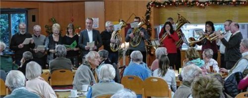 Die Bürgermeister mit der Musikkapelle im „Adalbert-Stifter-Heim“. Foto  Bachmaier