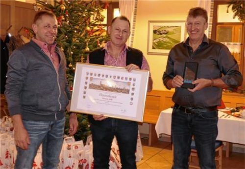 Die Chefs Willi Zimmermann (links) und Hans Zimmermann (rechts) ehrten Lorenz Söll für 25-jährige Betriebszugehörigkeit. Fotos red