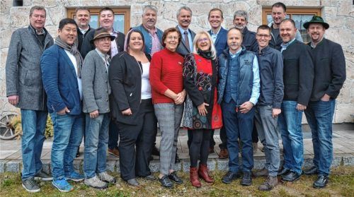 Die CSU-Kandidaten für den Großkarolinenfelder Gemeinderat: Bernhard Schlosser, Tae Su Yoon, Jörg Wallner, Bernd Voigt-Weichselbaumer, Lorenz Briechle, Andrea Weiß, Andreas Maicher, Liselotte Wallner, Franz Radl, Irmi Huber, Matthias Kreuz, Alfred Gschwendtner, Klaus Boos, Andreas Terme, Maximilian Maicher, Markus Schrank und Leonhard Krichbaumer (von links).