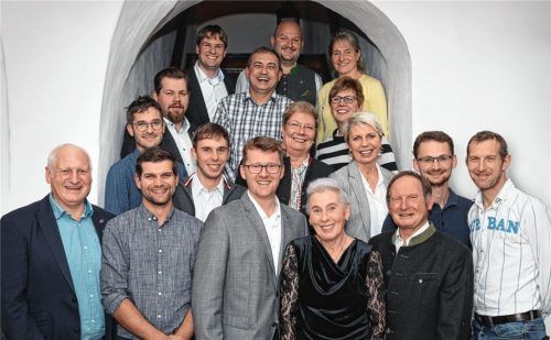Die CSU-Kandidaten mit Bürgermeisterkandidat Roland Kamhuber (erste Reihe Dritter von links) möchten für Schwindegg alle an einem Strang ziehen. Foto  Friedrich