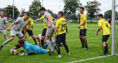 Die Defensive des SV Pang hatte viel Arbeit, nicht nur hier im Spiel beim ASV Au.Foto Ruprecht