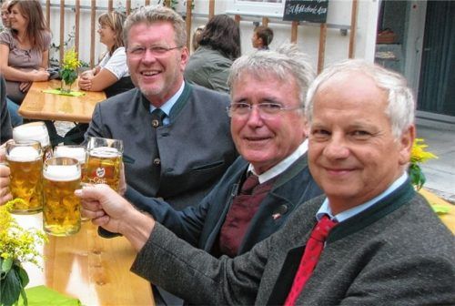 Die Dorferneuerung Salmannskirchen war für Günter Hargasser (rechts) eine Herzensangelegenheit. Hier stößt er mit Staatsminister a.D. Dr. Marcel Huber und Bürgermeister Ottmar Wimmer auf das gelungene Projekt an. Foto  Stettner