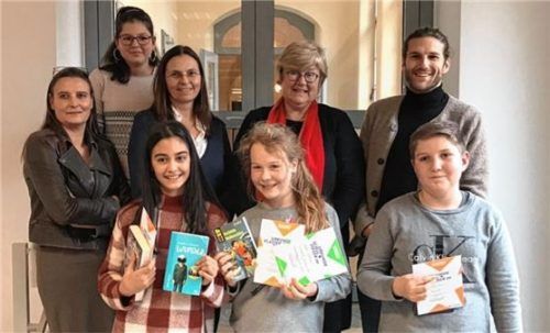 Die drei Sieger des Vorlesewettbewerbs (vorne) präsentieren sich stolz mit der Jury.Foto KG