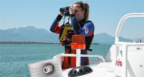 Die ehrenamtlichen Mitglieder der Rotkreuz-Wasserwacht erhöhen durch den Wachdienst die Sicherheit an Gewässern und in Schwimmbädern und eilen in Not geratenen Menschen zu Hilfe. Fotos  BRK/TS