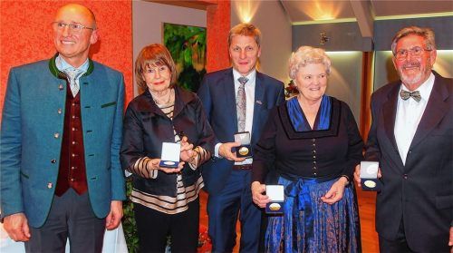 Die Ehrenmedaille der Stadt Traunstein als Zeichen der Wertschätzung und Anerkennung für besonderes freiwilliges Engagement übergab Oberbürgermeister Christian Kegel (links) an Richard Kraft, Lotte Namberger, Thomas Miller und Imke von Keisenberg (von rechts). Foto Buthke