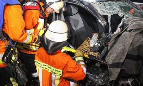 Die Einsatzkräfte am völlig zerstörten Opel. Foto Barth