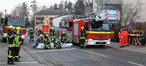 Die Einsatzkräfte hatten sich auf alles vorbereitet. Denn ein 21-jähriger Mann aus Jordanien drohte damit, aus dem Fenster im zweiten Stock zu springen. Foto  fib/eß