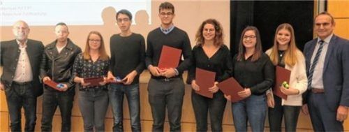 Die Einser-Absolventen Aschaus: Kevin Lorenz (von links), Katharina Gfüllner, Vincent Markowsky, Thomas Ametsbichler, Margit Hoffmann, Karina Lohr und Bettina Ober, eingerahmt von Manfred Römer (rechts) und Alois Salzeder (links).Foto  Rath